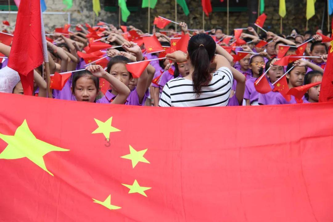 充满机智与智慧的三年二班的英语翻译是什么?问答网,快来解答你的疑惑吧!